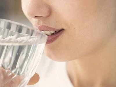 Frau trinkt Wasser