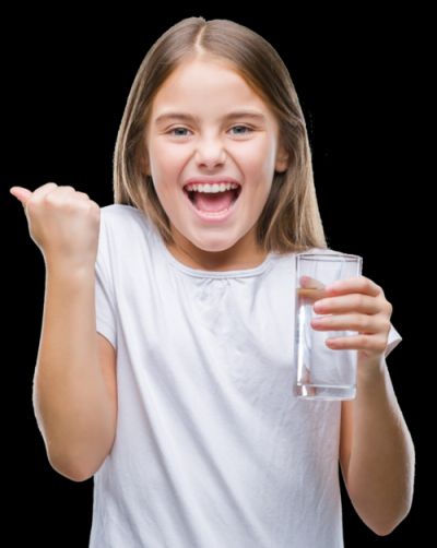 Kind mit einem Glas Wasser